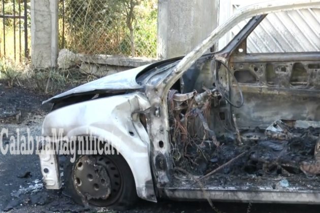 corpo carbonizzato trovato all'interno di un'auto