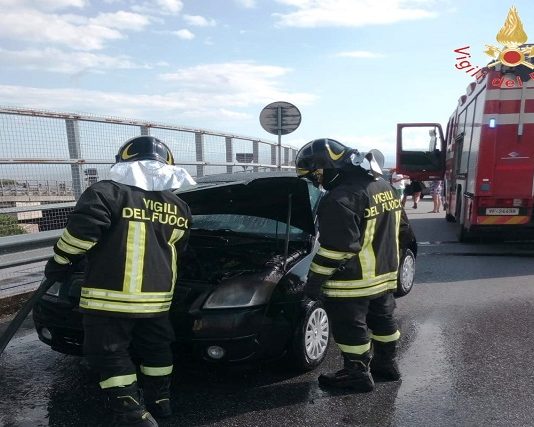 auto in fiamme zona Ospedale Catanzaro