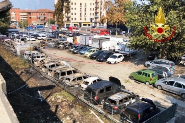 esplode tir in autostrada min