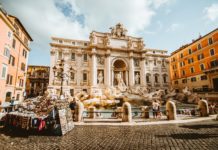 Raggi fontana di trevi monetine