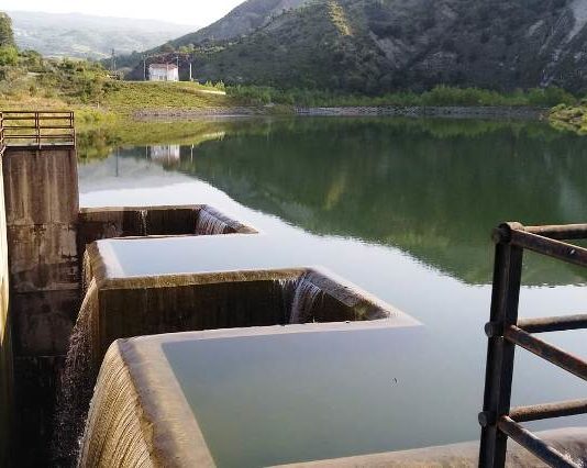 Vasca sul fiume Simeri in fase di riempimento