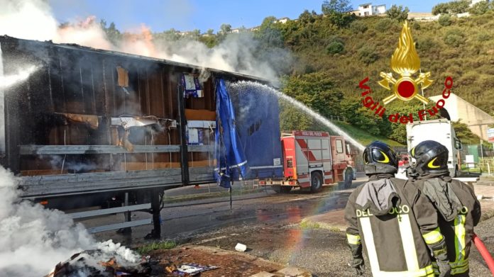 incendio, vigili del fuoco a2 autostrada del Mediterraneo