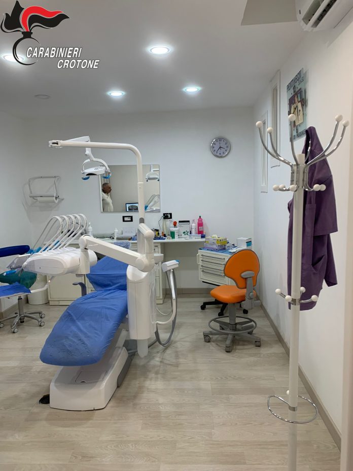 Isola Capo Rizzuto studio dentistico, abusivismo commerciale