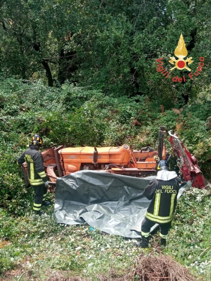 mezzo agricolo si ribalta, Vigili del Fuoco Cosenza