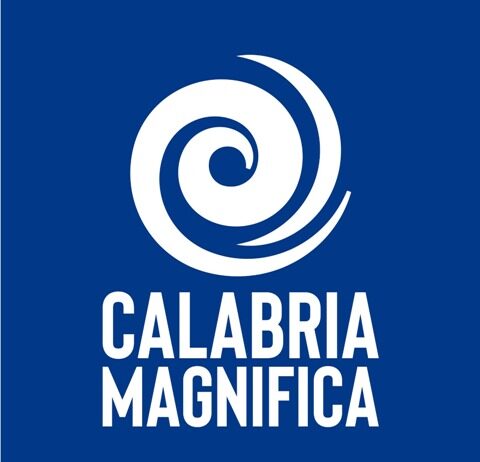 calabria magnifica logo con sfondo blu