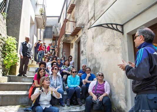 Prof. Rosario Chimirri insieme alla associazione città visibili alla scoparte dei paesi di Calabria