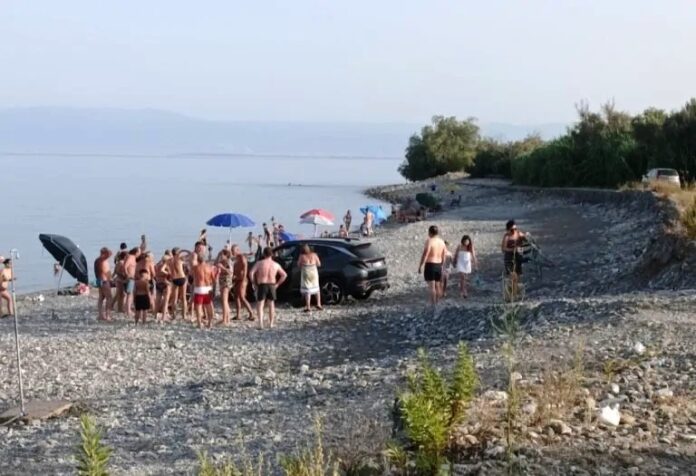 Auto sulla spiaggia (fonte Stretto Web)