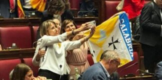 Autonomia differenziata, la deputatata Simona Loizzo esulta sventolando la bandiera della Calabria