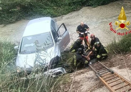 incidente a Crotone, auto fuori strada