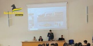 La Guardia di Finanza incontra gli studenti di Catanzaro