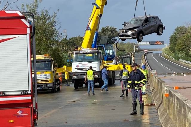 Catanzaro, recupero auto finita nella voragine