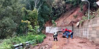 Maltempo, Vigili del fuoco mentre operano per lo sgombero di una strada da detriti e fango