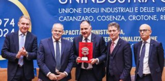 consegnata la maschera d'argento di michile affidato al presidente di Confindustria