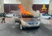 auto in fiamme