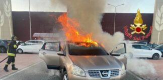 auto in fiamme