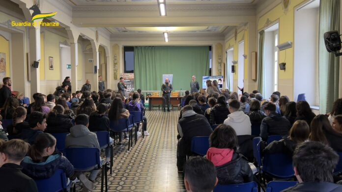 guardia di finanza e studenti di soverato