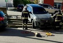 Catanzaro: auto sui gradini, intervento dei Vigili del Fuoco per rimuovere il mezzo in bilico