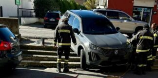 Catanzaro: auto sui gradini, intervento dei Vigili del Fuoco per rimuovere il mezzo in bilico