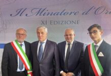 Michele Affidato consegna il premio 'Minatore d’Oro' ad Antonio Tajani