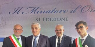 Michele Affidato consegna il premio 'Minatore d’Oro' ad Antonio Tajani