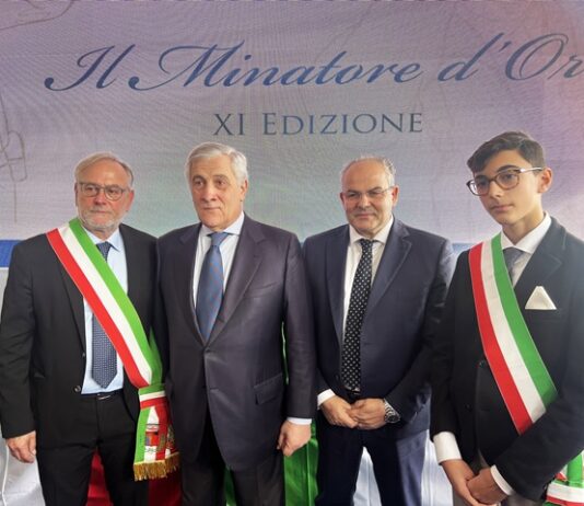 Michele Affidato consegna il premio 'Minatore d’Oro' ad Antonio Tajani