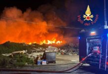 discarica abusiva in fiamme a catanzaro