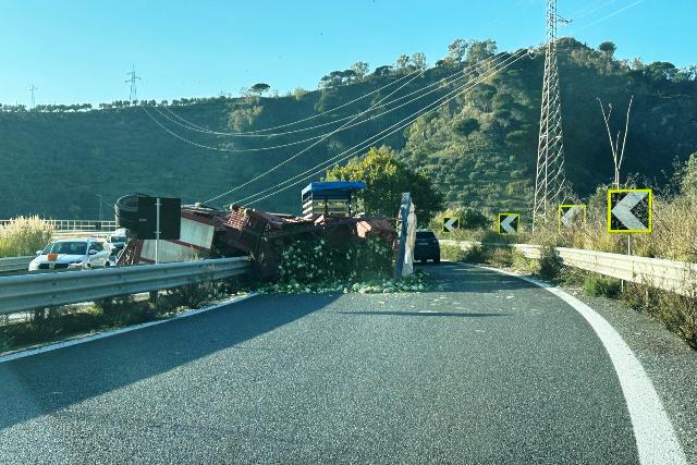 Catanzaro, camion cade su un lato e perde il carico di finocchi