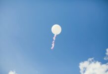 palloncino bianco che vola nel cielo