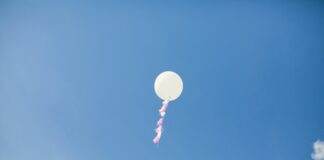 palloncino bianco che vola nel cielo