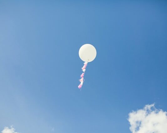 palloncino bianco che vola nel cielo