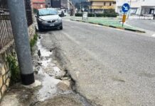 Fogna invade la strada su Viale Emilia (2)