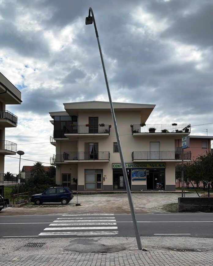 Palo Pericolante su Viale Cassiodoro a Davoli Marina 21.02.2025