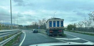 Autocarro finisce fuori strada a Davoli Marina, nessun ferito