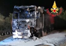 Camion in fiamme a Lamezia Terme